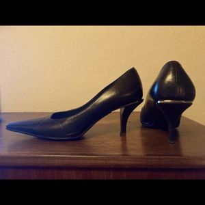 Gucci Vintage Black Leather Low Heels (sz 7.5)